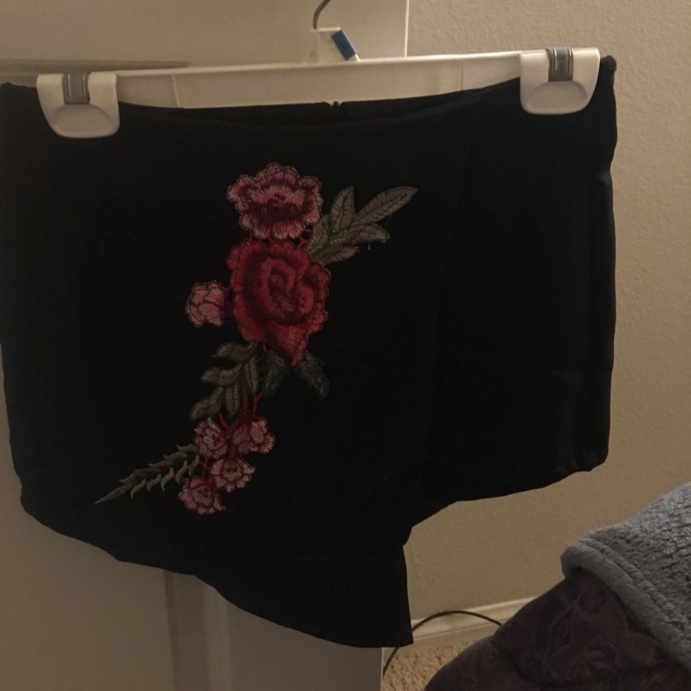 Women’s skort with flower.